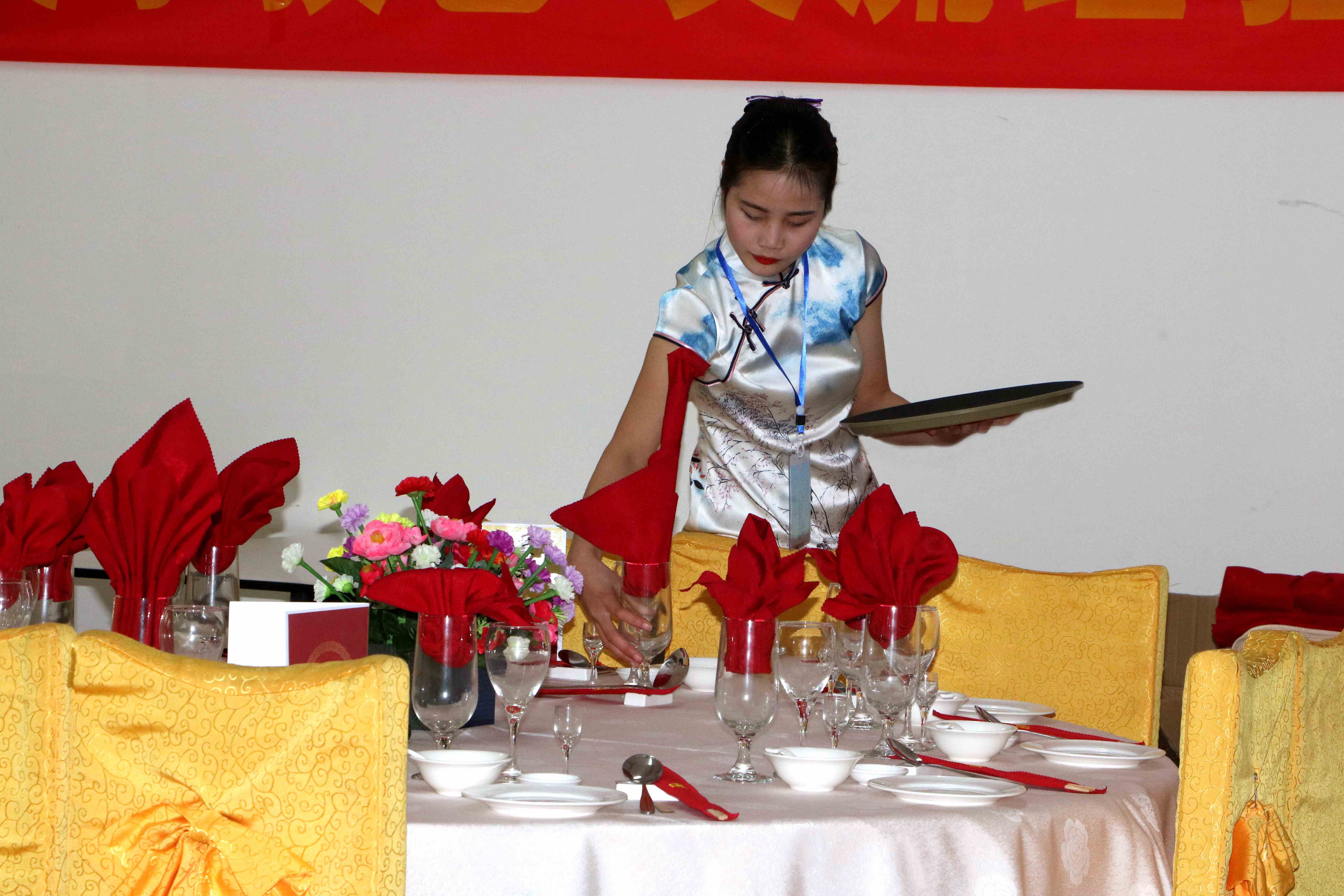 酒店管理专业学生参加技能大赛