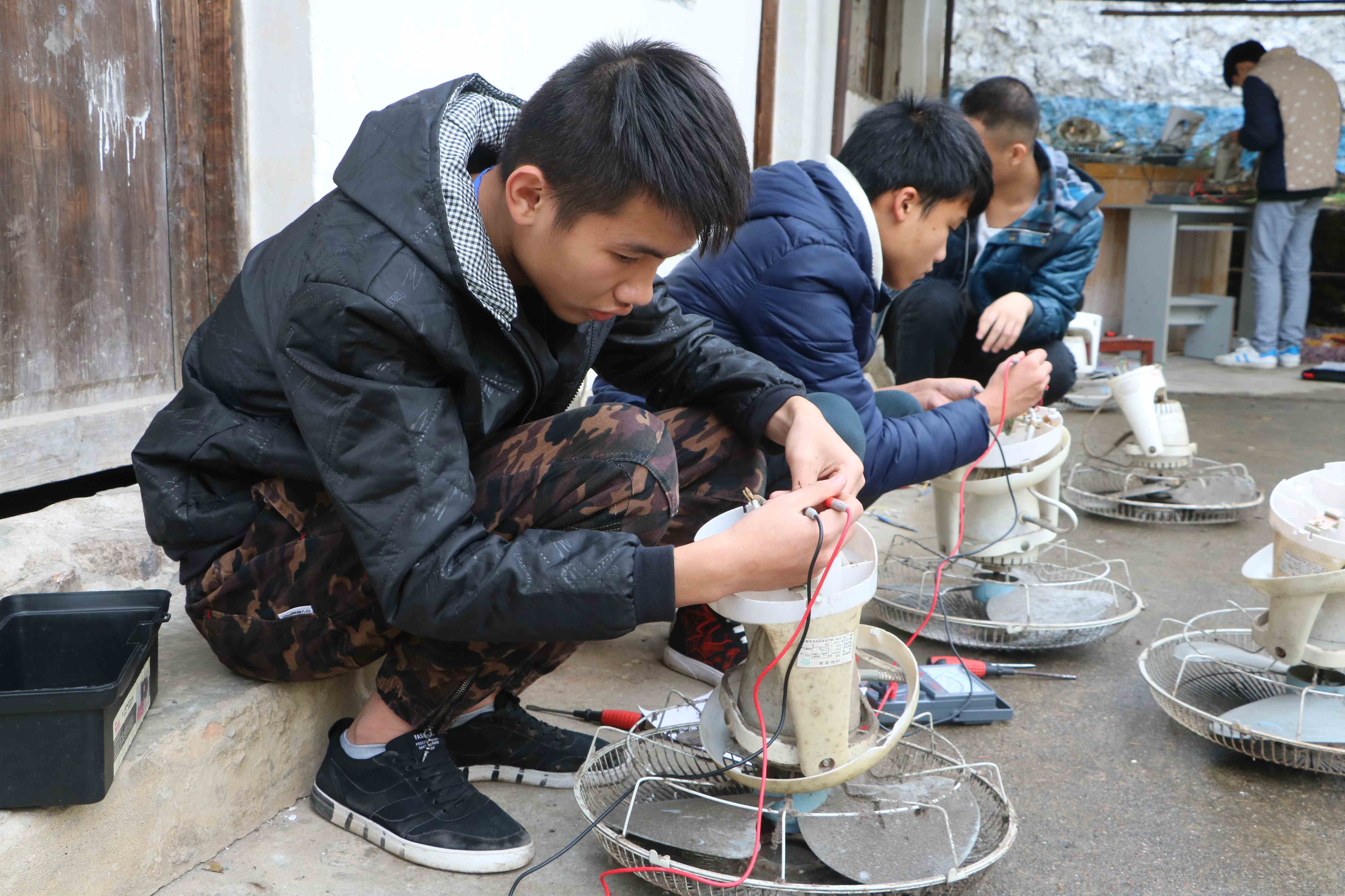 电子专业学生维修家电