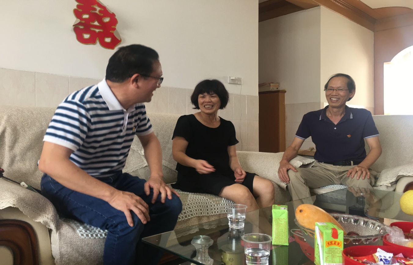 谢建齐书记(左一)带队到工会主席韦良同志(右一)家中访问.jpg 谢建齐书记(左一)带队到工会主席韦良同志(右一)家中访问.jpg